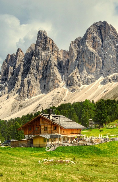Esterno di un rifugio alpino con vista montagna