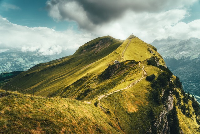 Itinerario di trekking con vista su vette rocciose