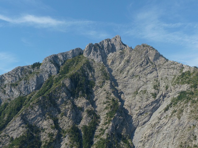 Sentiero montano panoramico in Italia