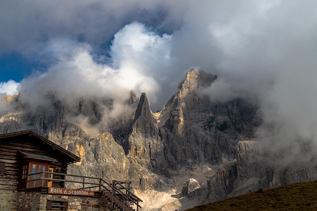 Rifugio in legno vicino a un lago di montagna